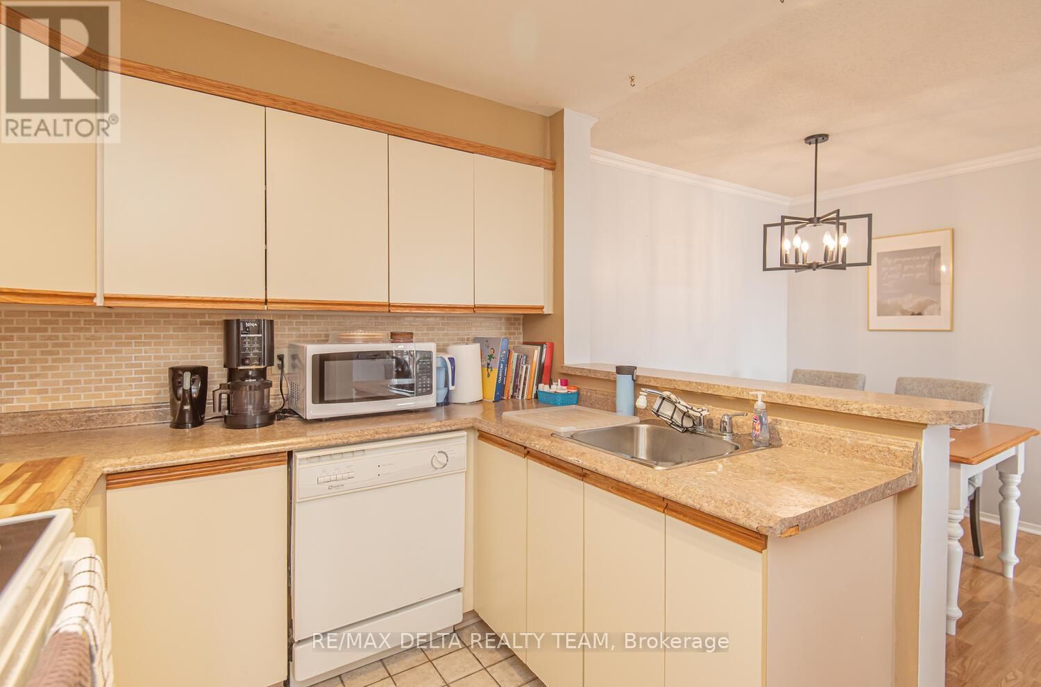 207 - 475 CANTEVAL TERRACE Image 16