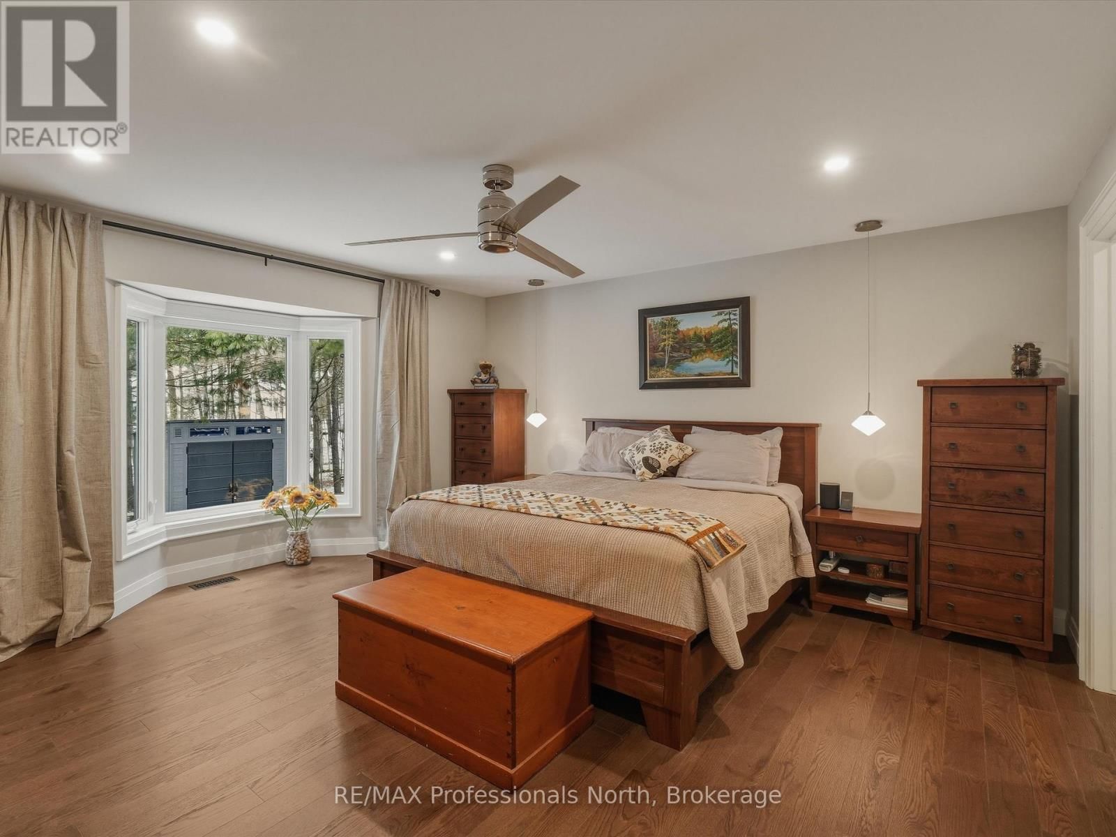 8 WOODS HOLLOW Image 15