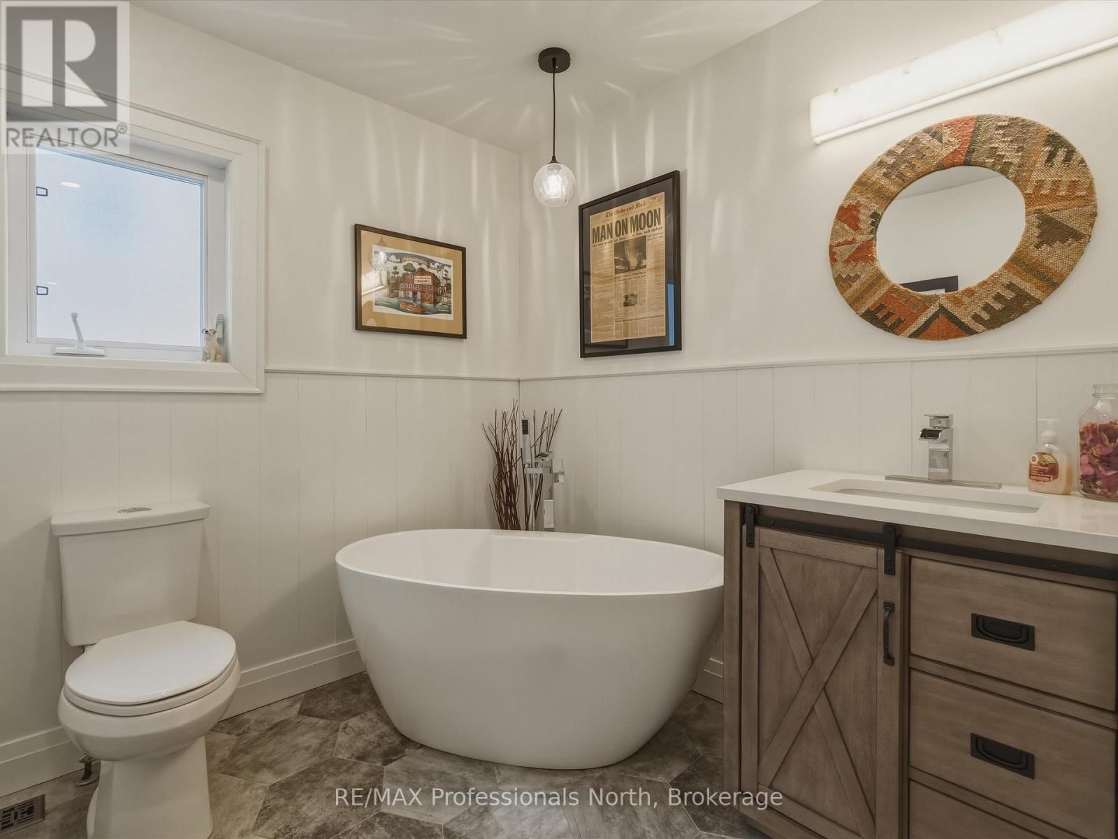 8 WOODS HOLLOW Image 22