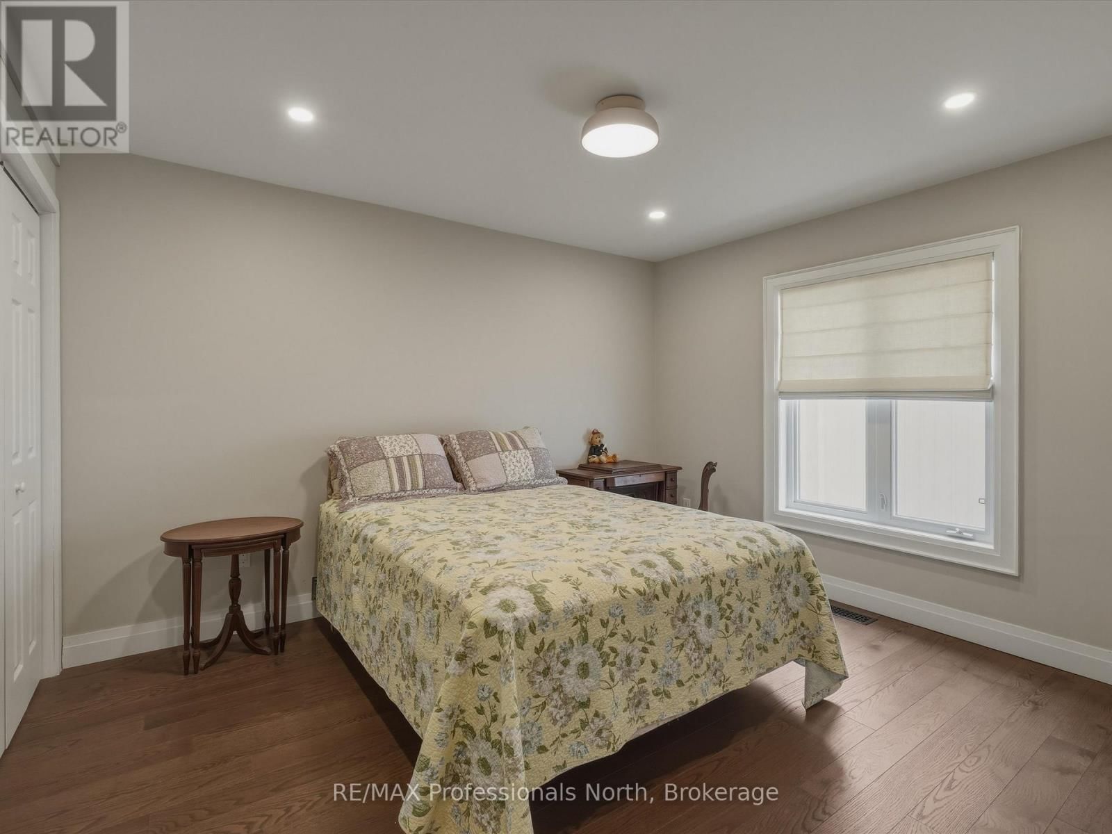 8 WOODS HOLLOW Image 23