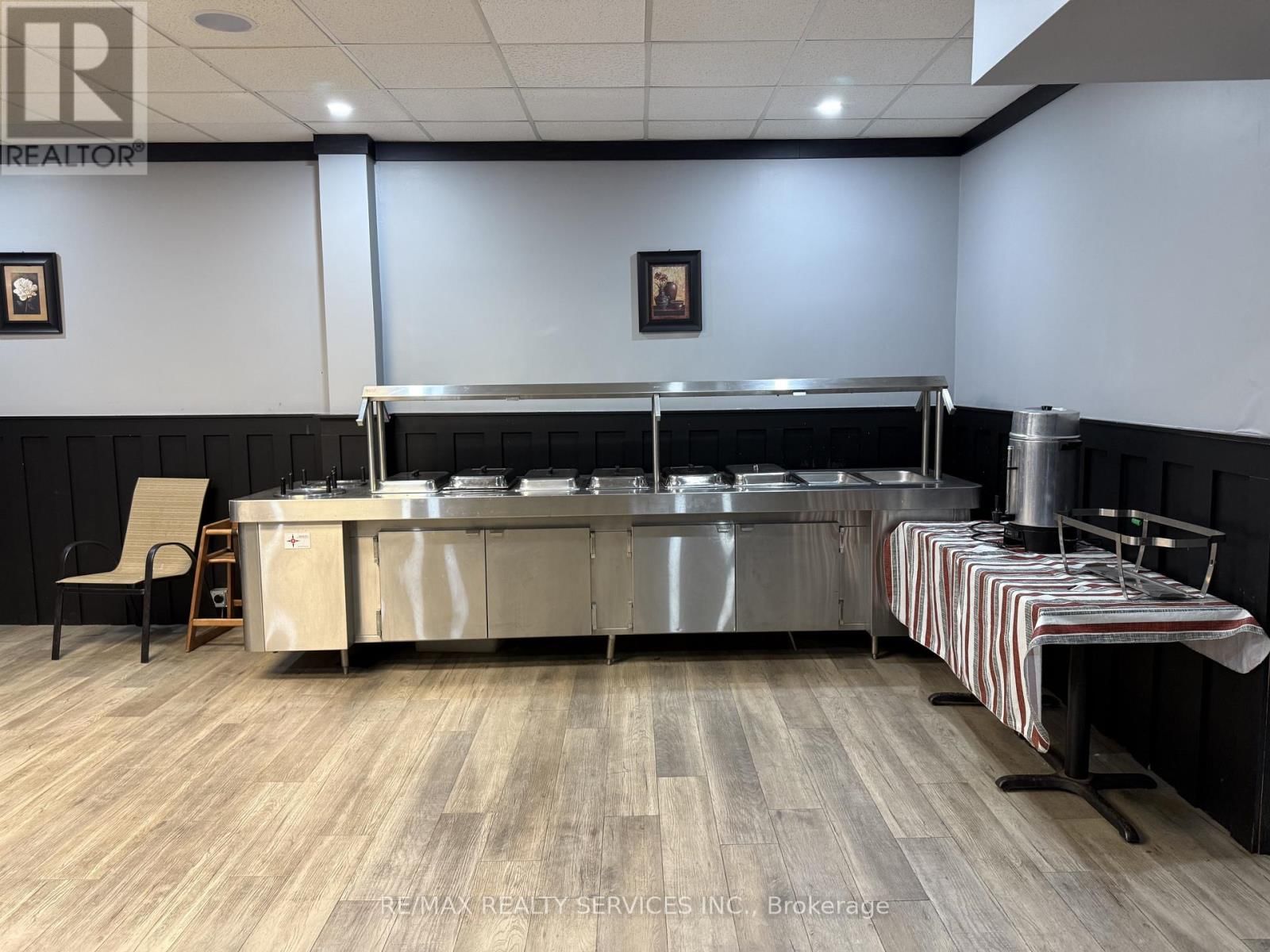 411 DUNDAS STREET Image 9