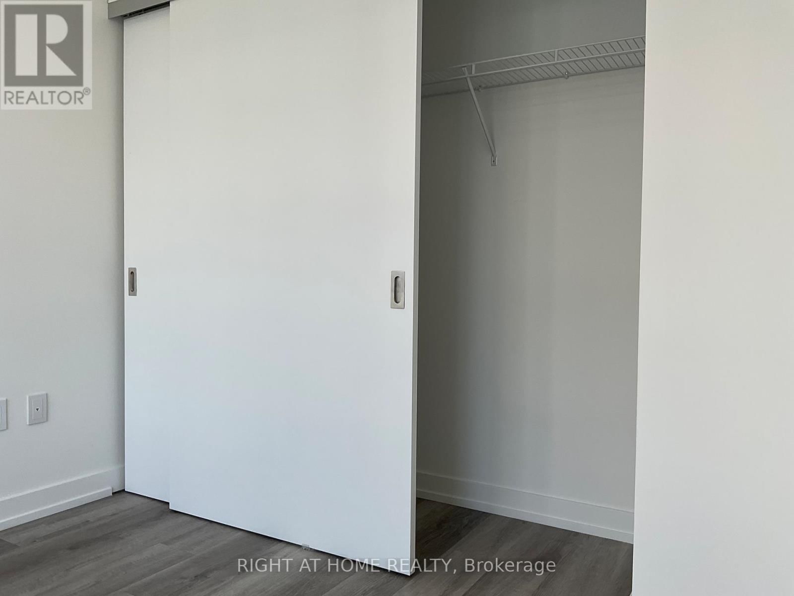 1812 - 15 WELLINGTON STREET Image 6