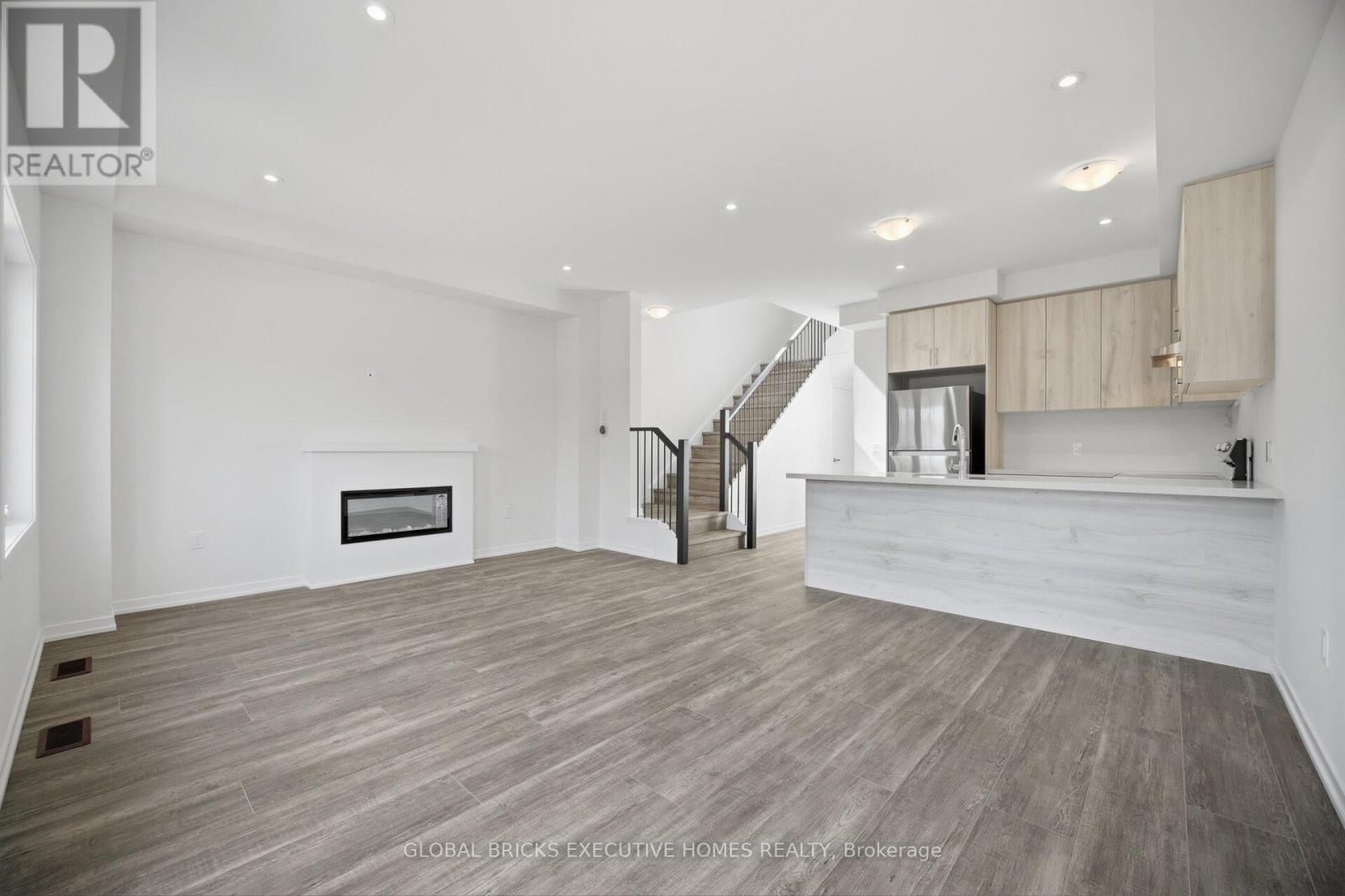 48 AURORA COMMON Image 14