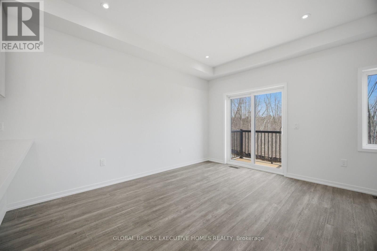 48 AURORA COMMON Image 15