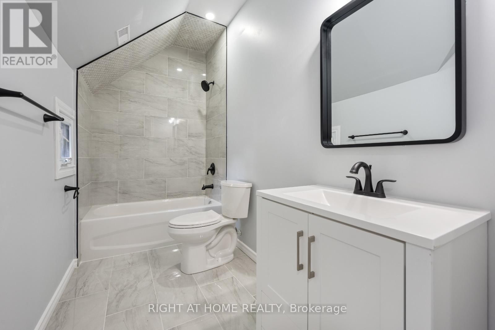 252 ROBINSON STREET Image 29