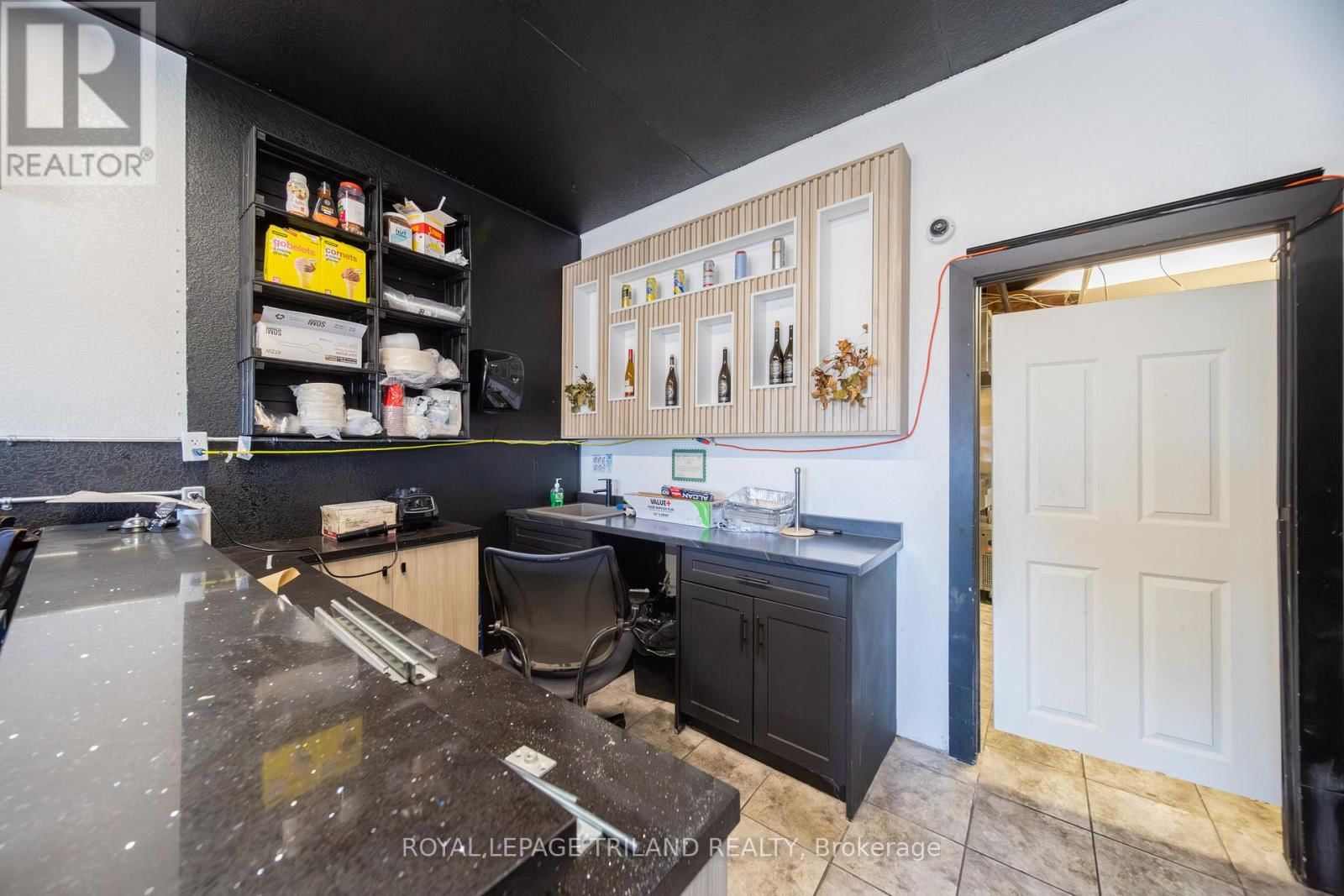 71146 BLUEWATER HIGHWAY Image 32