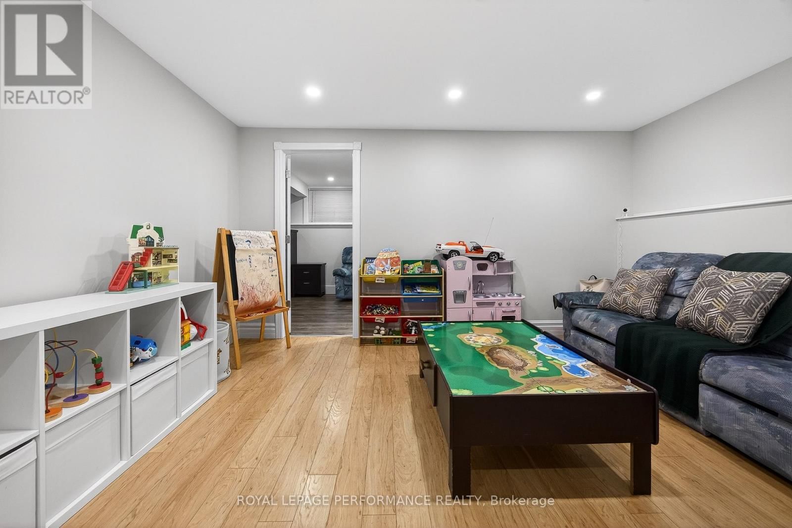 2191 SATURN CRESCENT Image 38