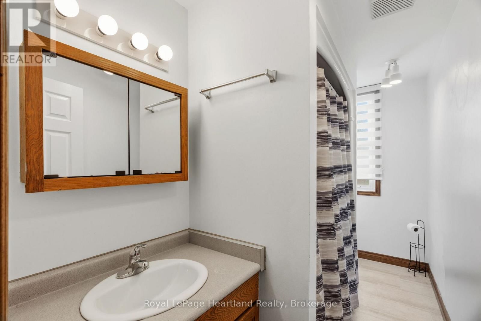 140 RATTENBURY STREET WEST Image 12