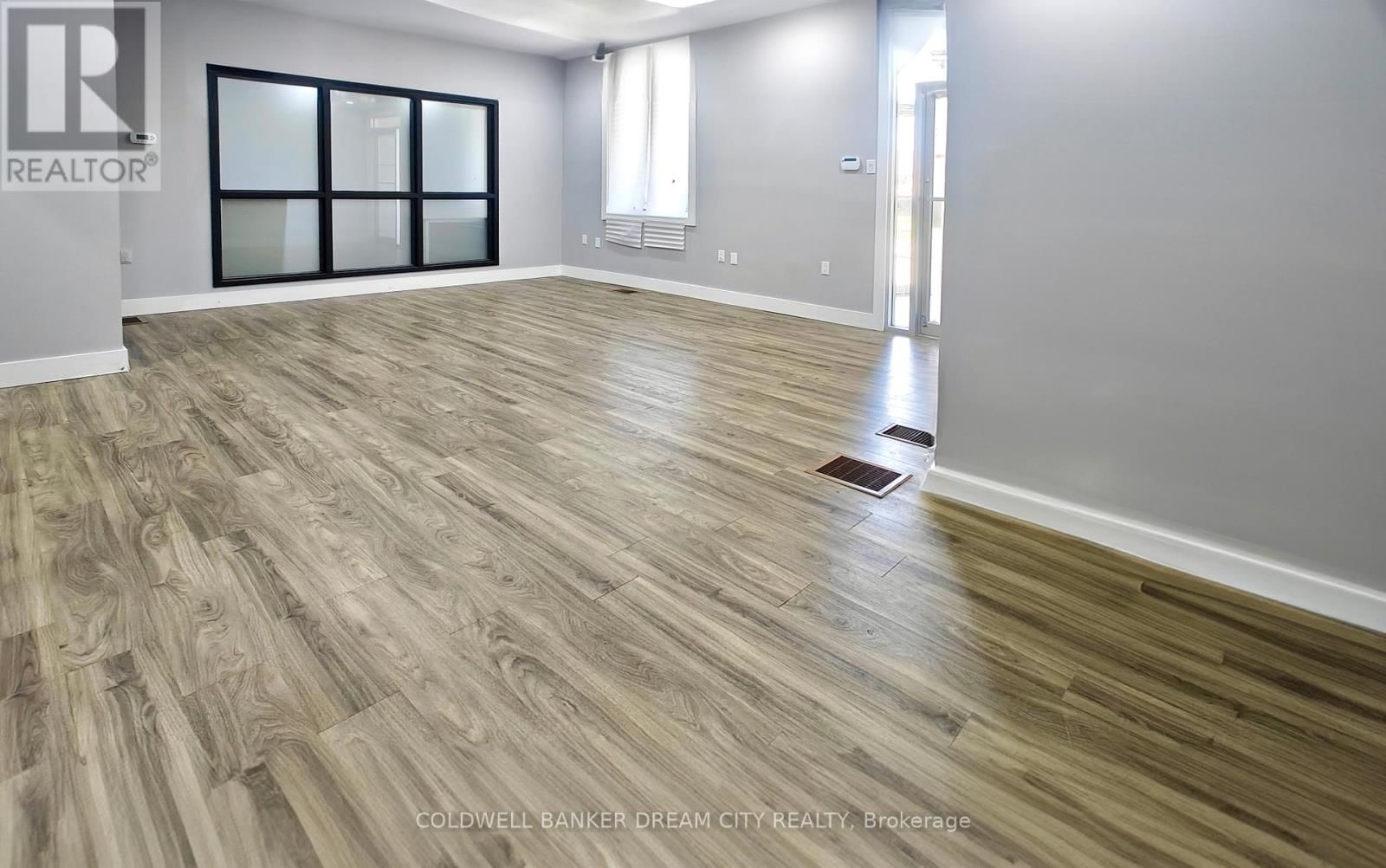 93 MAIN STREET Image 10