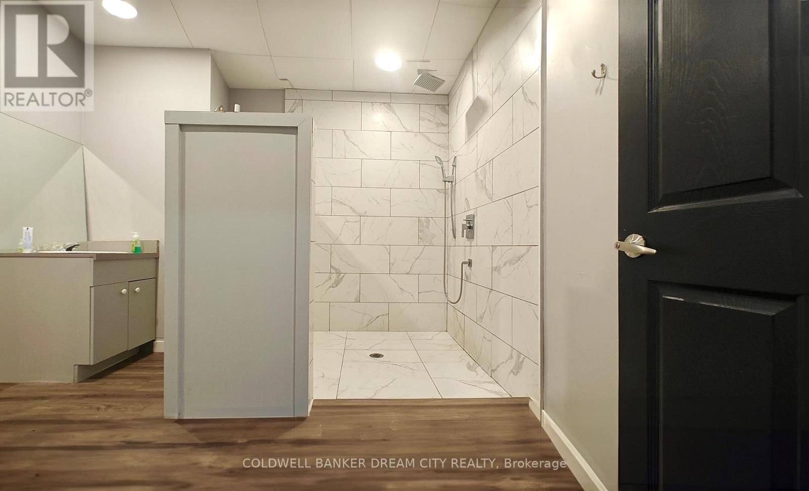 93 MAIN STREET Image 15