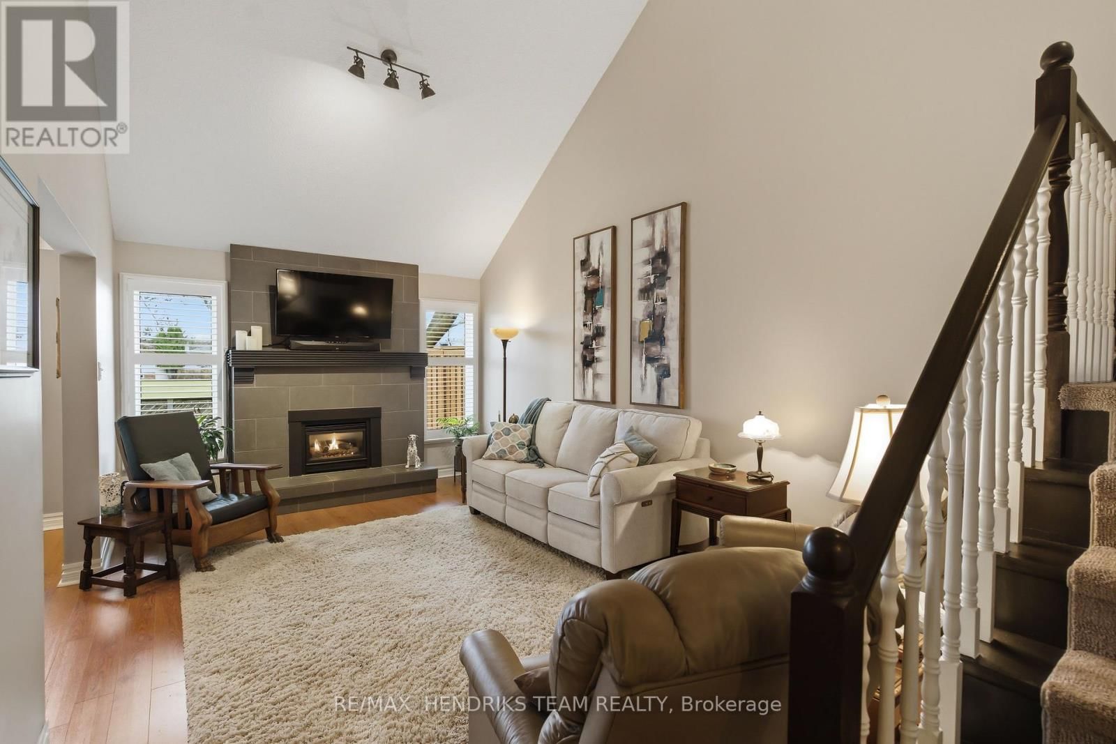 8 - 10 ELDERWOOD DRIVE Image 10