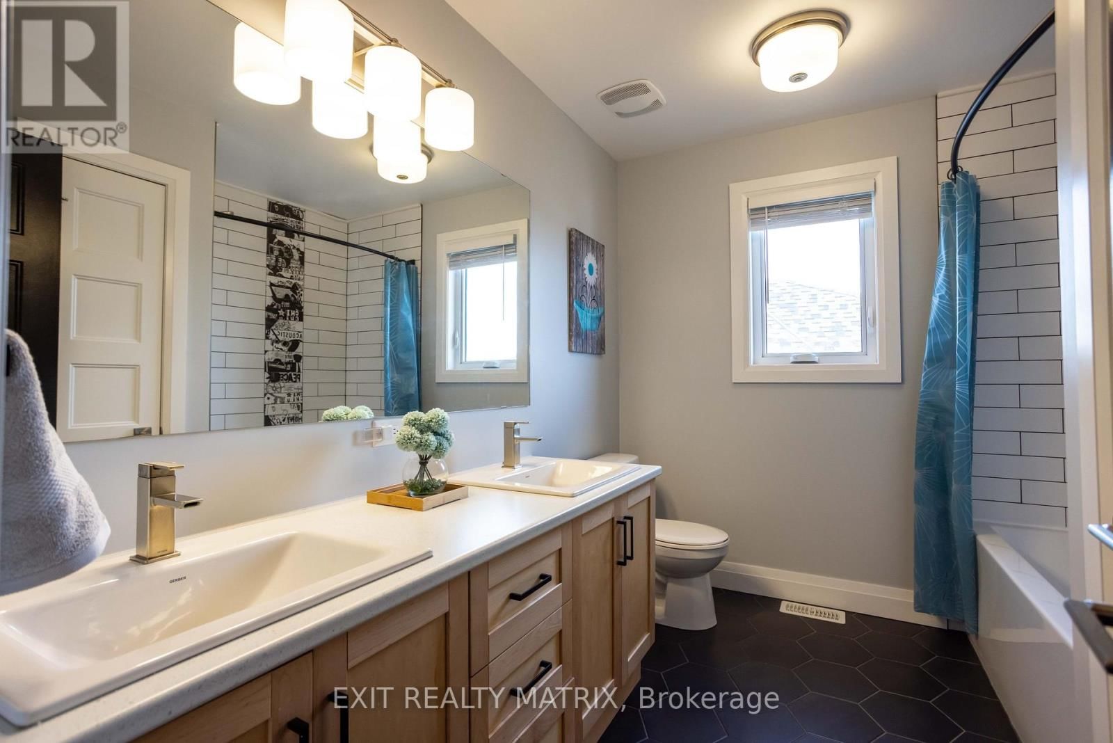 378 DORE STREET Image 32