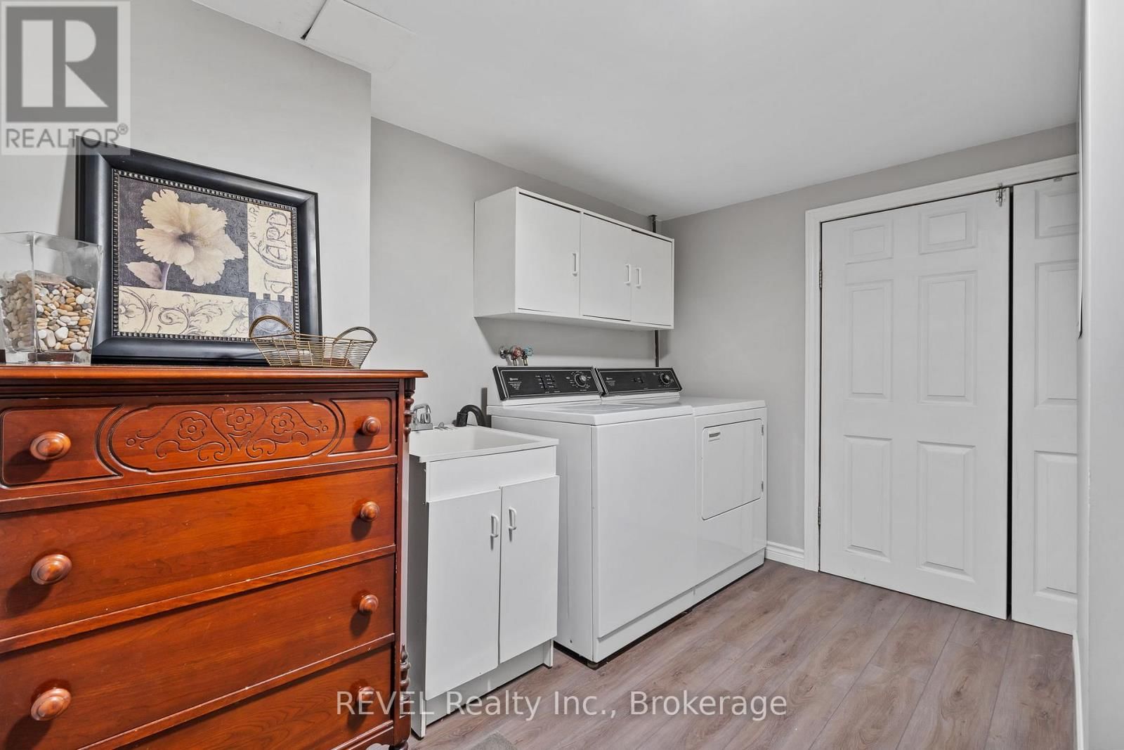 60 OCTOBER DRIVE Image 31