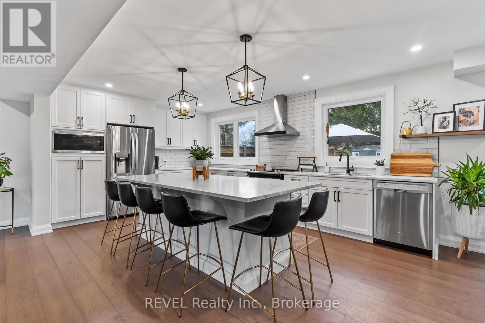 60 OCTOBER DRIVE Image 9