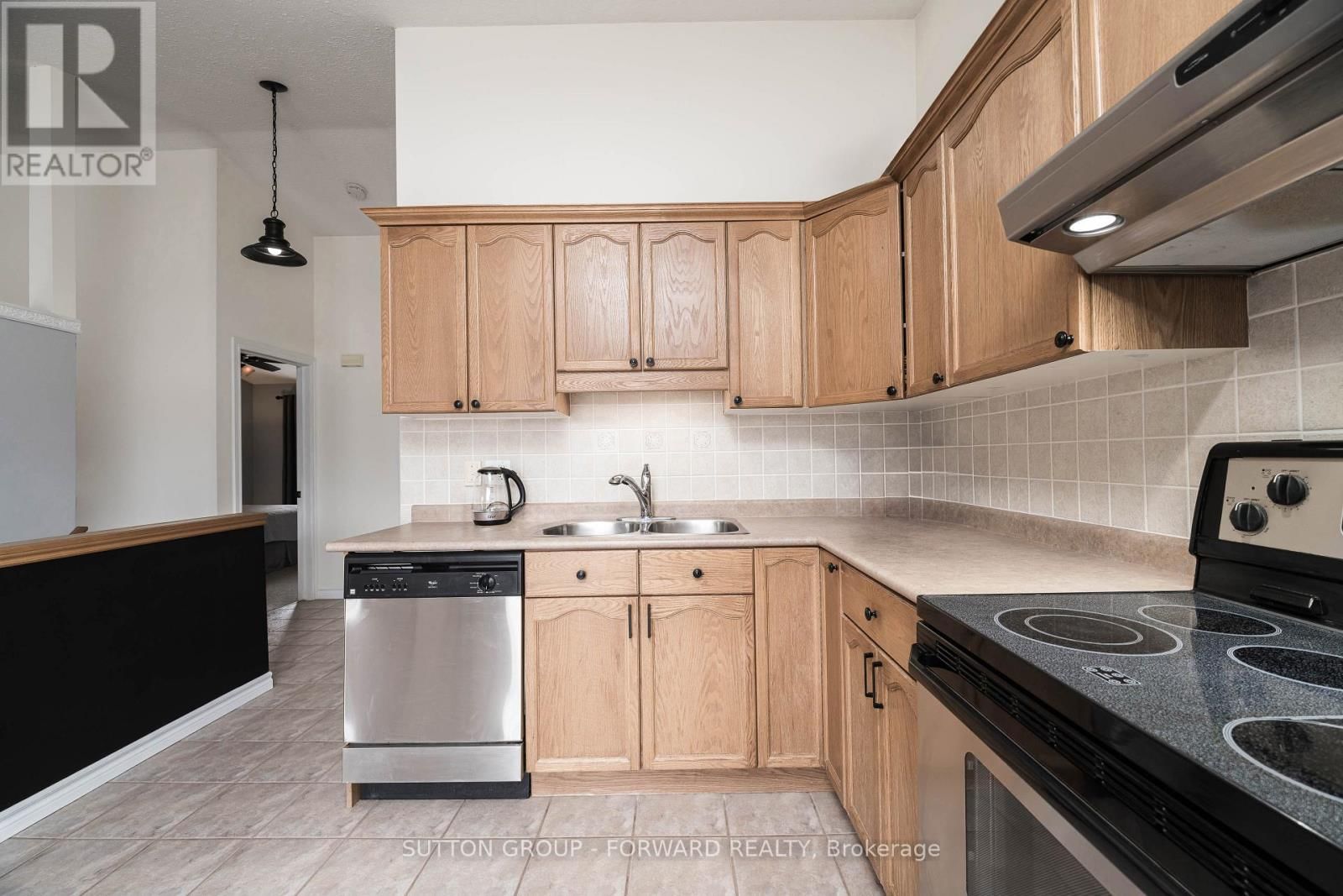 9 - 1077 HAMILTON ROAD Image 11