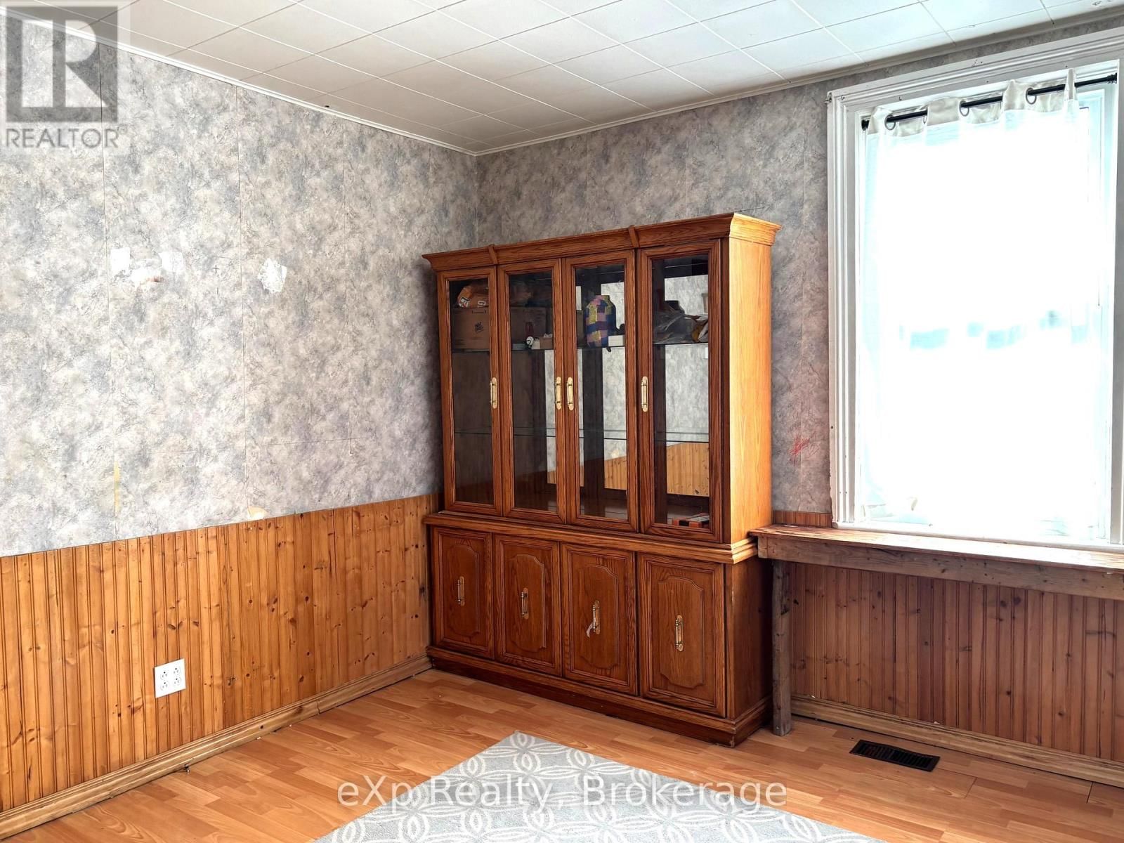 28 QUEEN STREET WEST Image 16