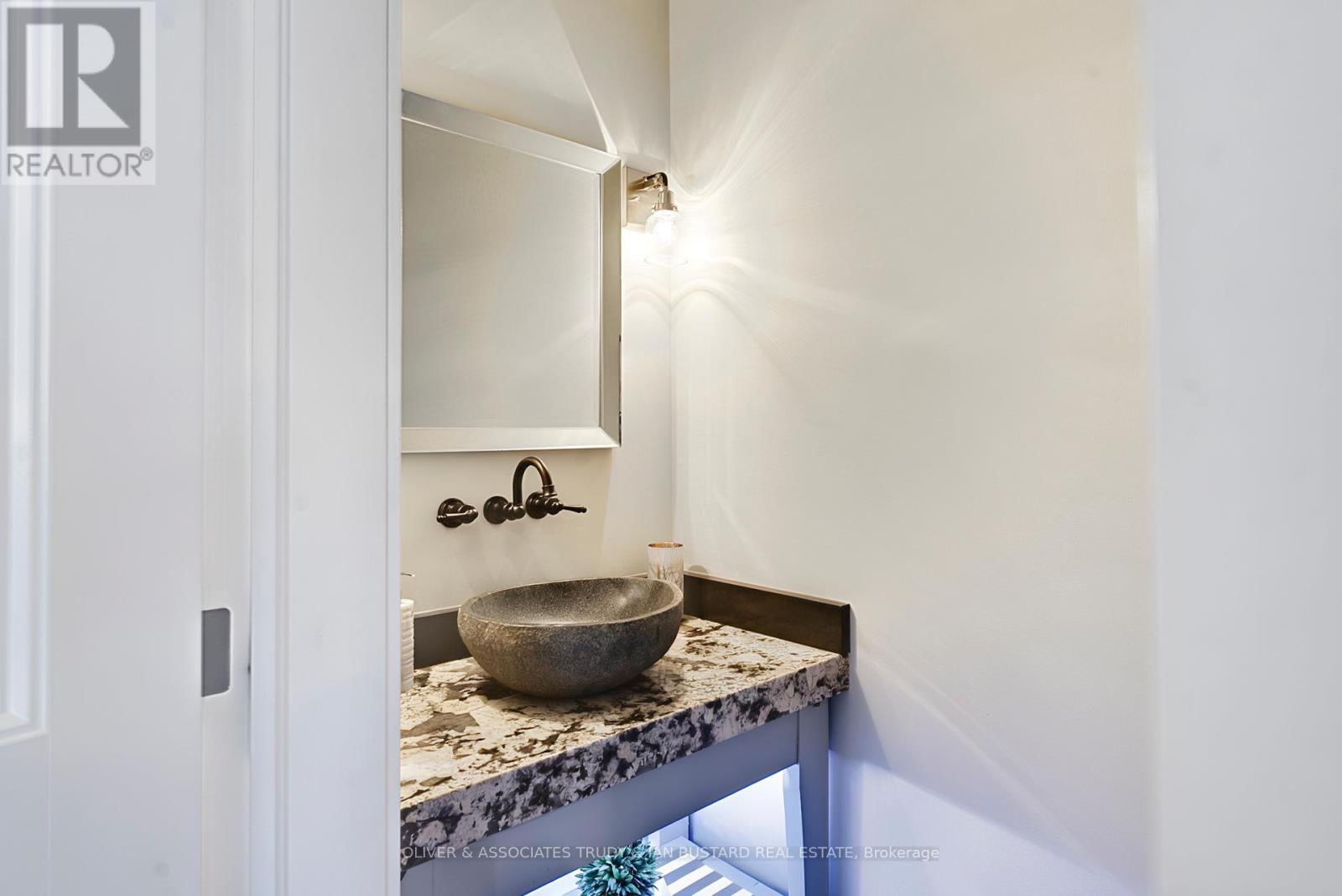 46 ERIN PLACE Image 22