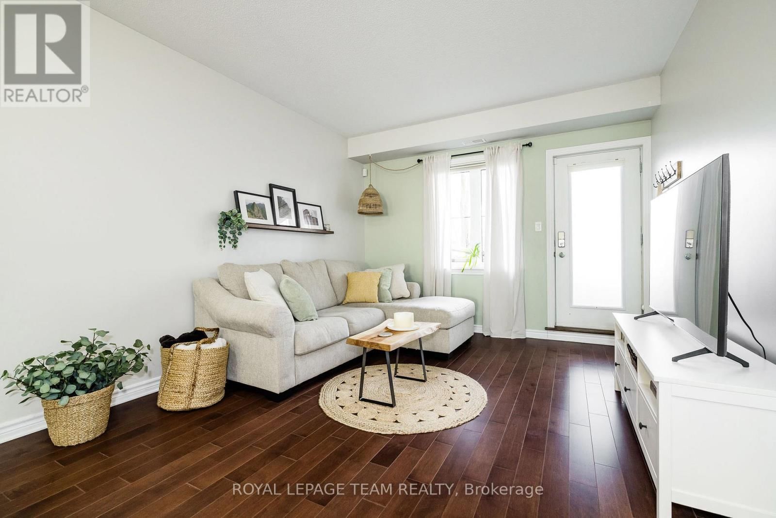 A - 19 TADLEY PRIVATE Image 10