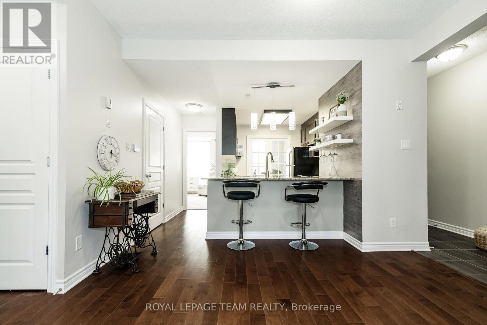 A - 19 TADLEY PRIVATE Image 12