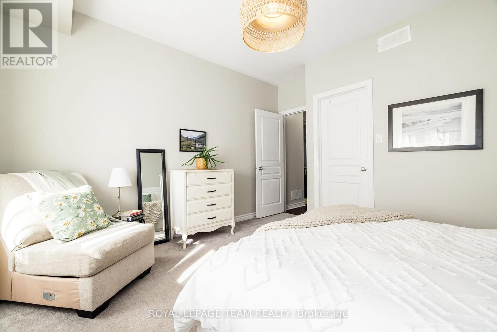 A - 19 TADLEY PRIVATE Image 22