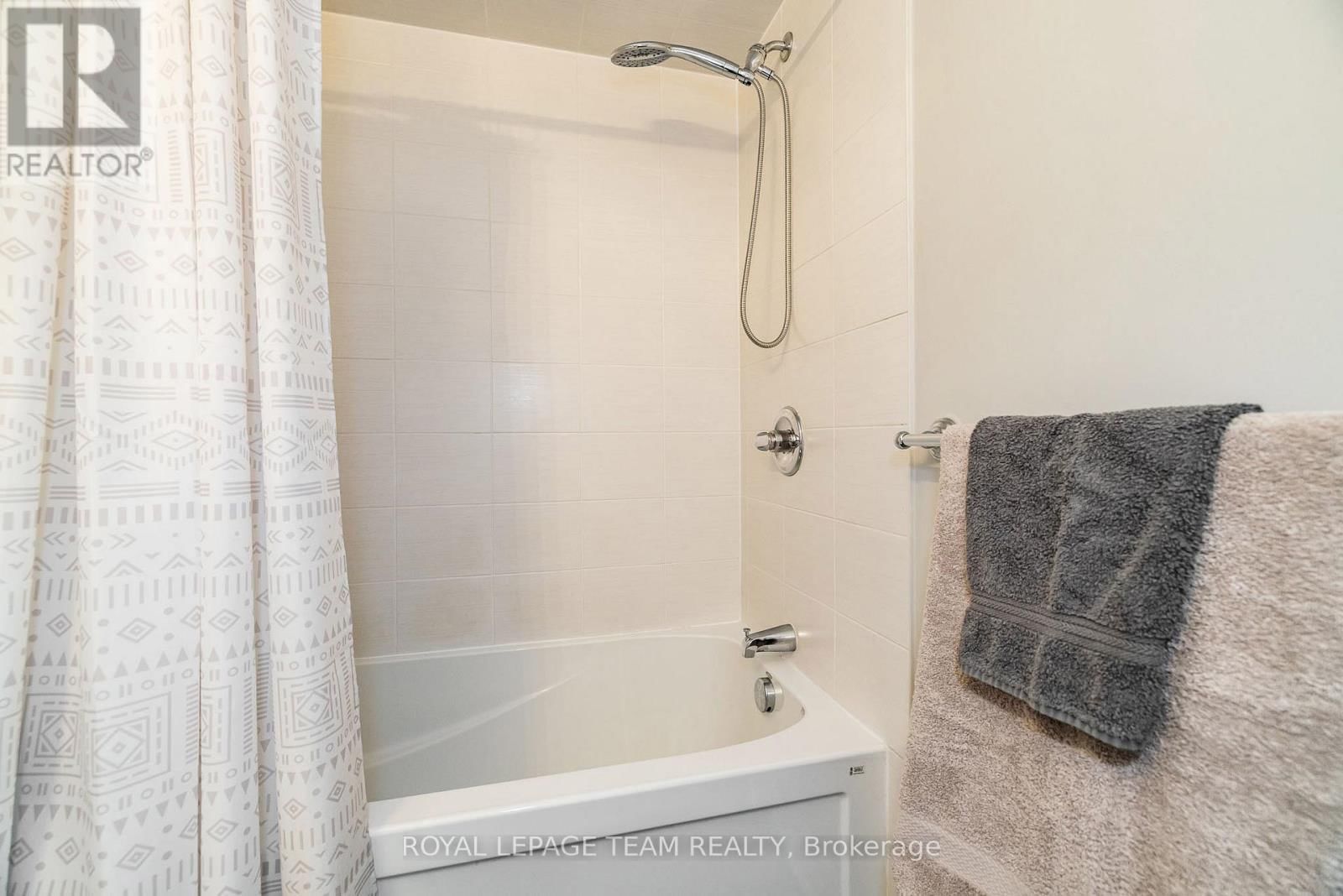 A - 19 TADLEY PRIVATE Image 31