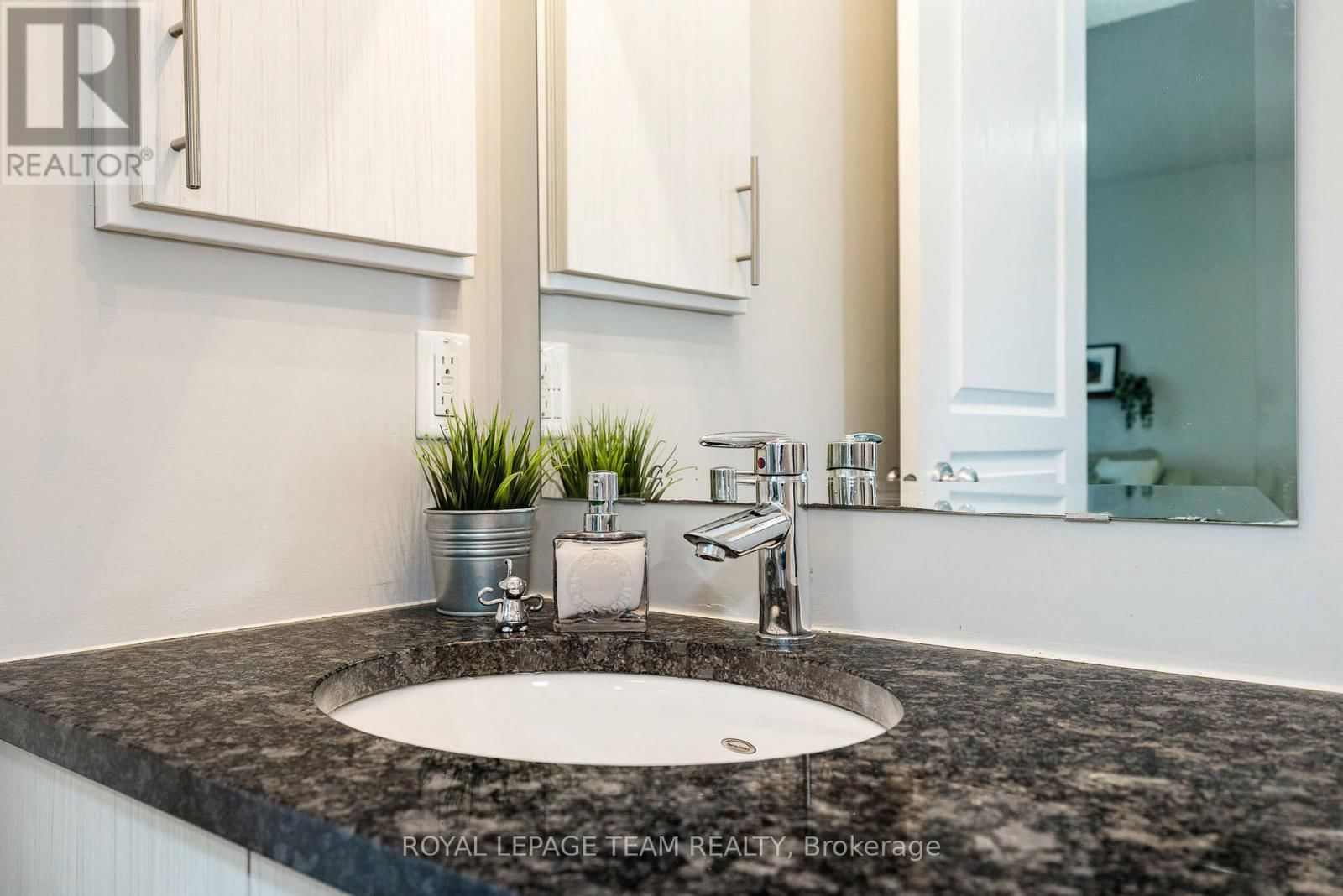 A - 19 TADLEY PRIVATE Image 32