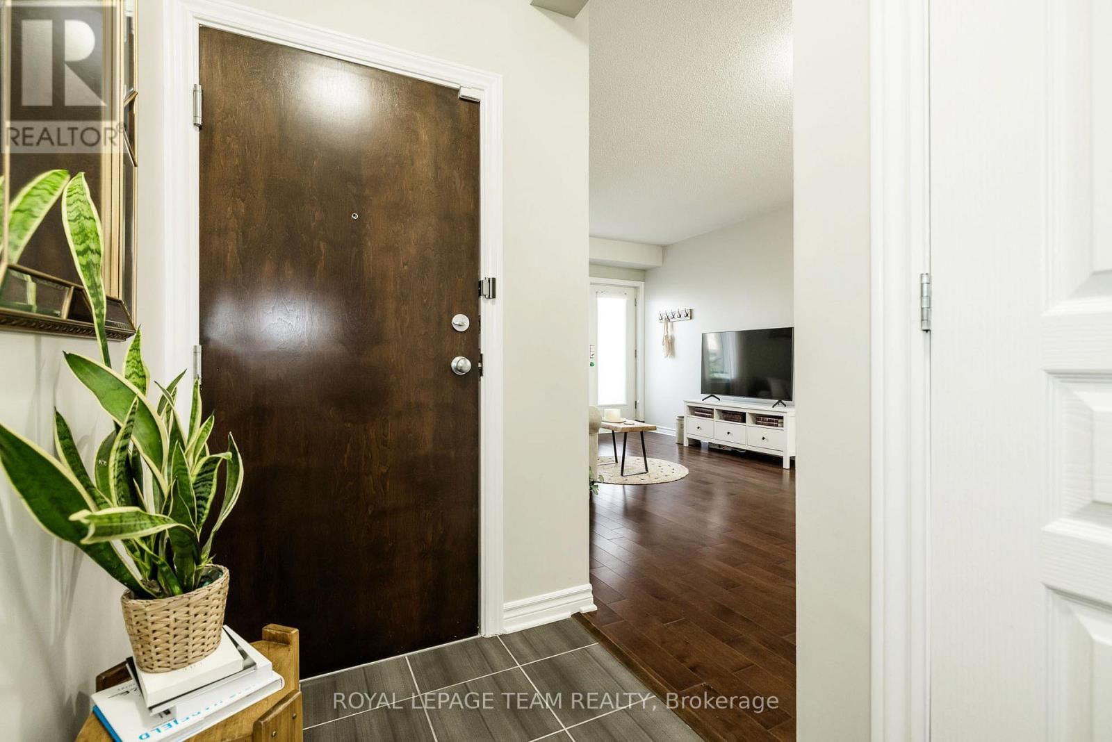 A - 19 TADLEY PRIVATE Image 7