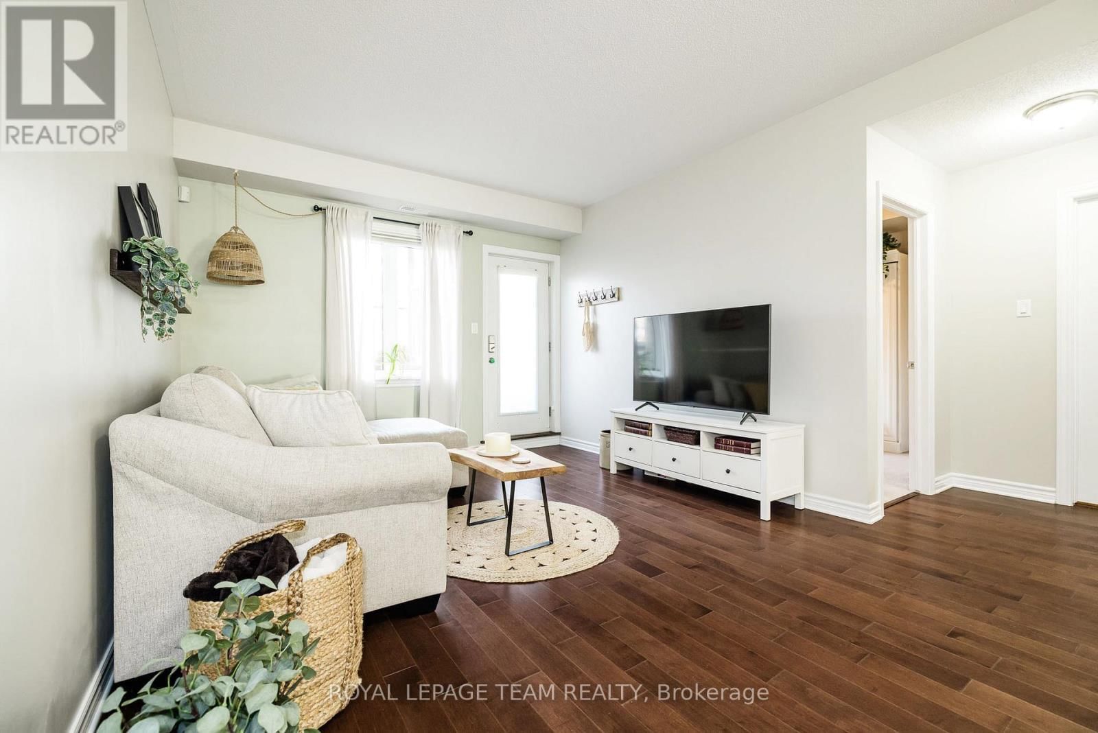 A - 19 TADLEY PRIVATE Image 8