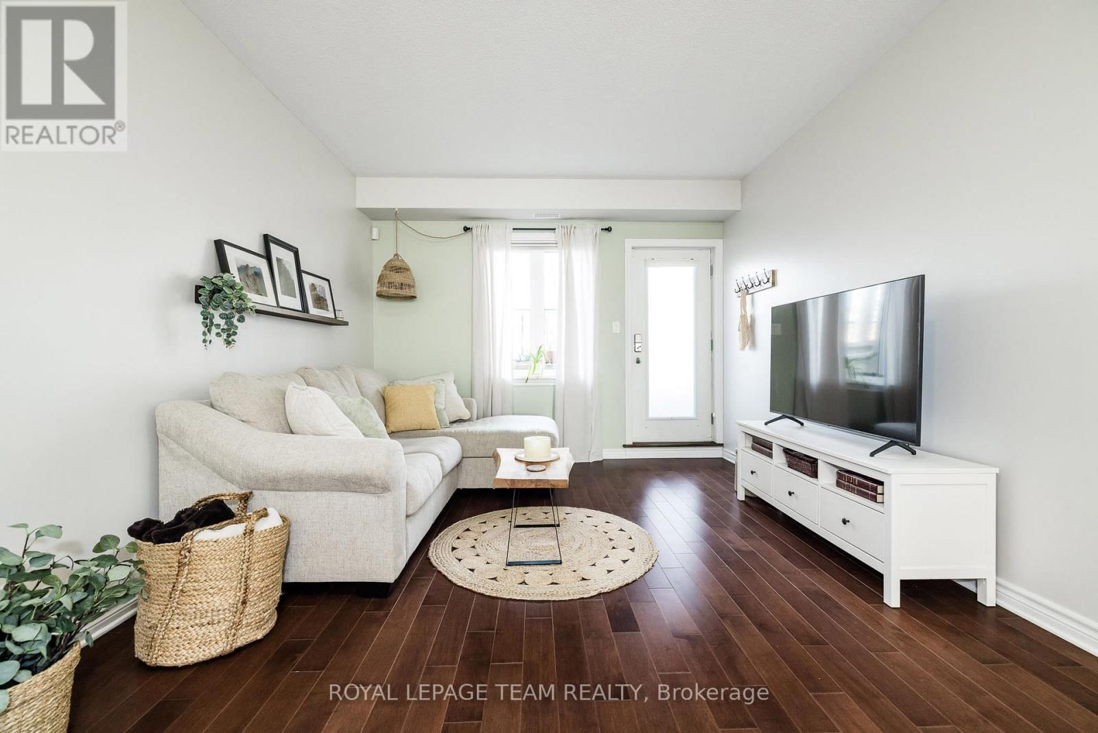 A - 19 TADLEY PRIVATE Image 9