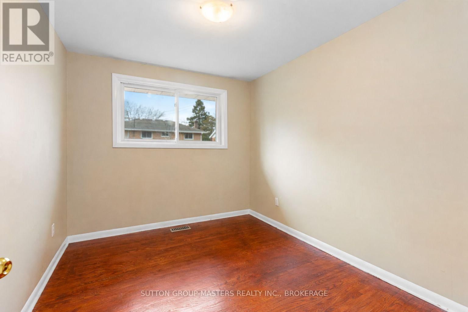 35 HOLLAND CRESCENT Image 19