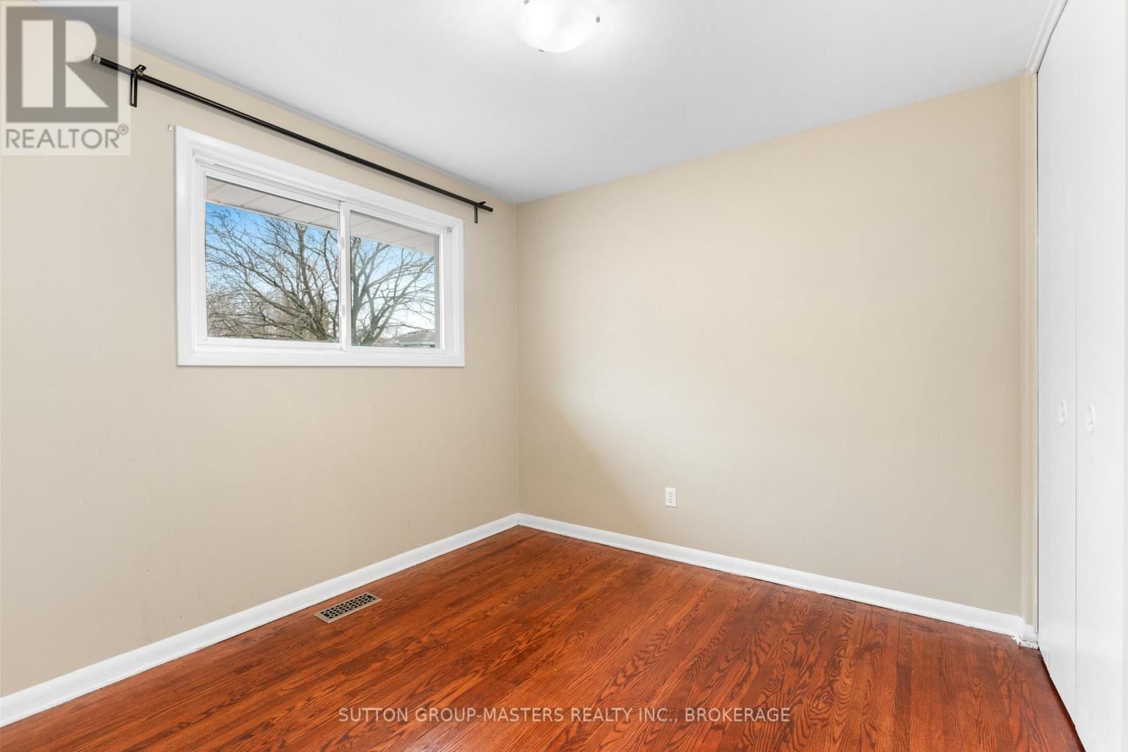 35 HOLLAND CRESCENT Image 21