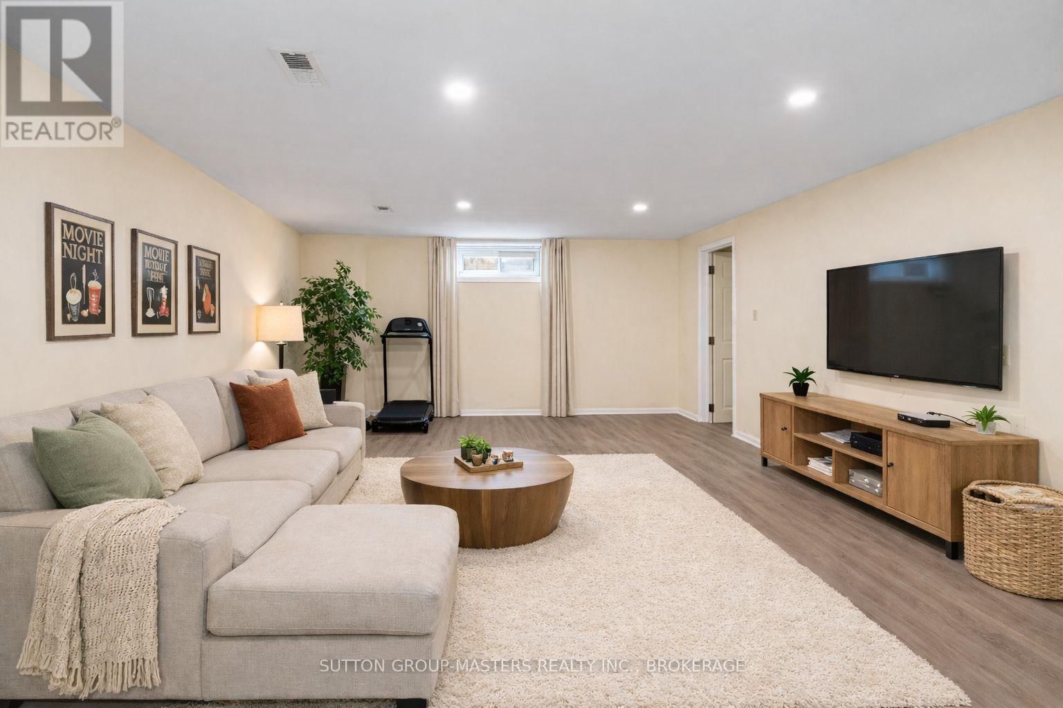 35 HOLLAND CRESCENT Image 29