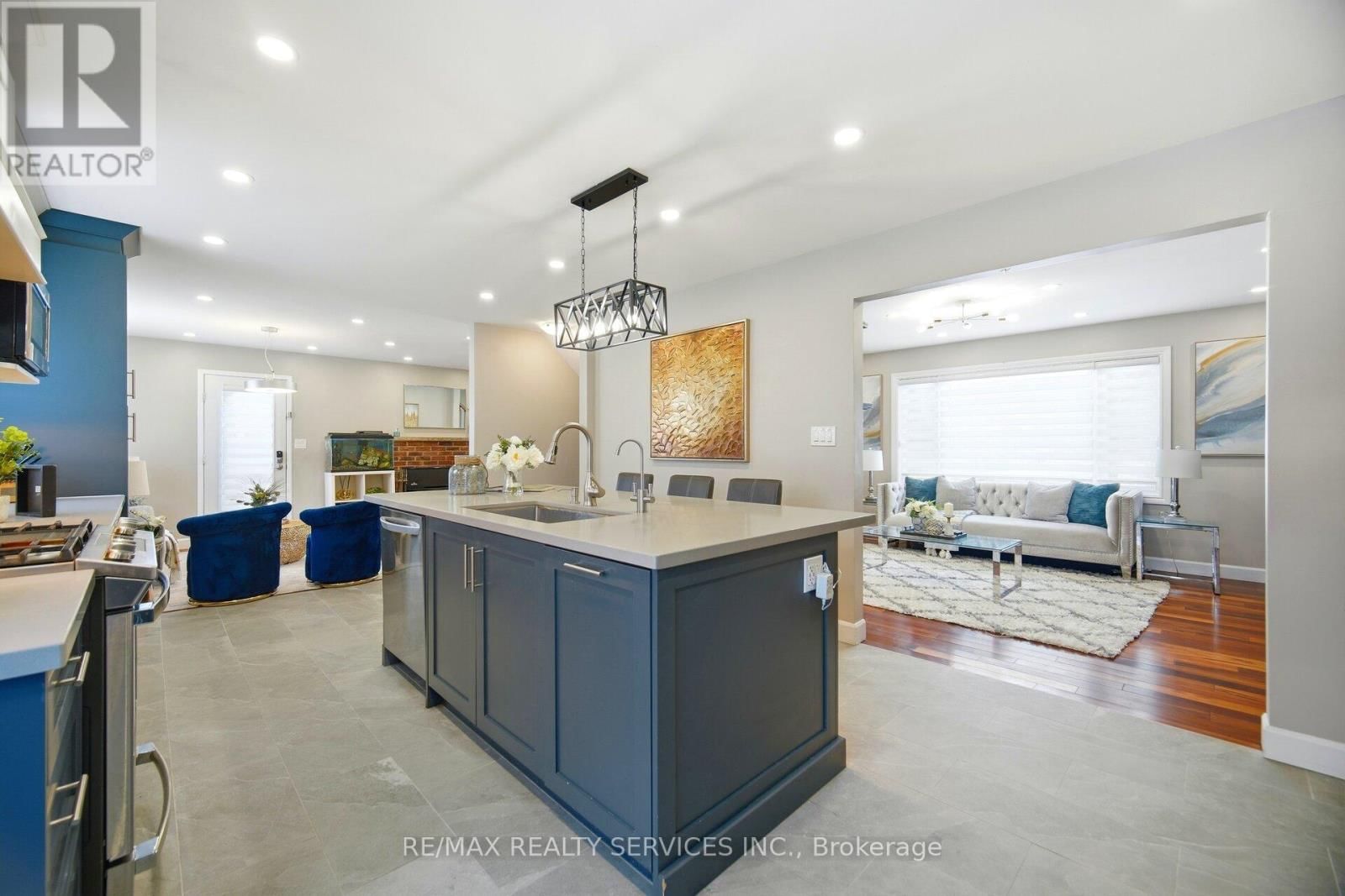 12 PINE STREET Image 18