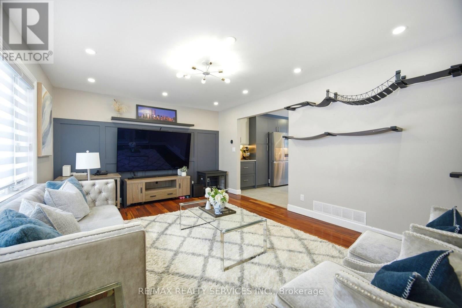 12 PINE STREET Image 19