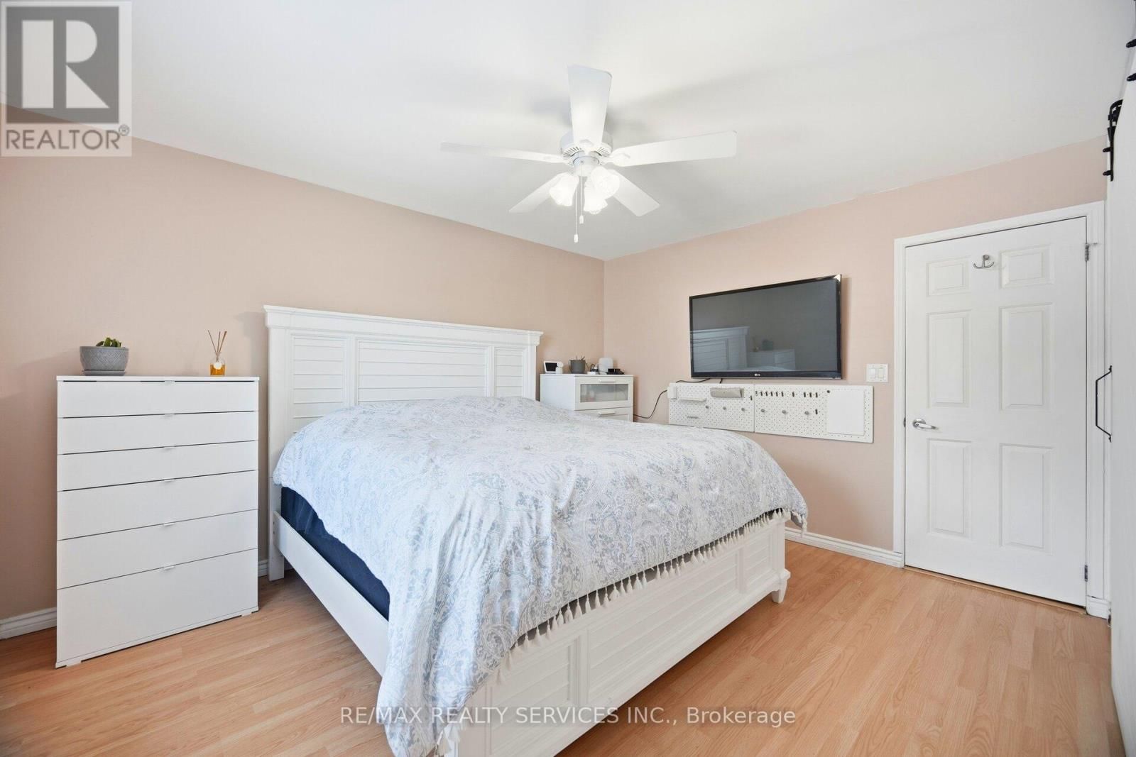 12 PINE STREET Image 24