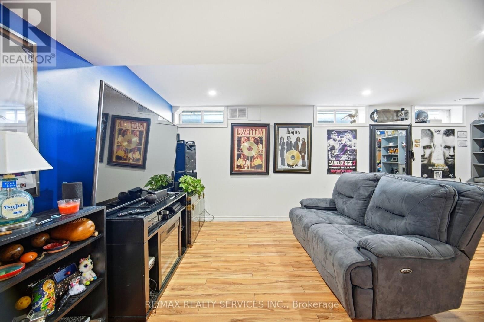 12 PINE STREET Image 35