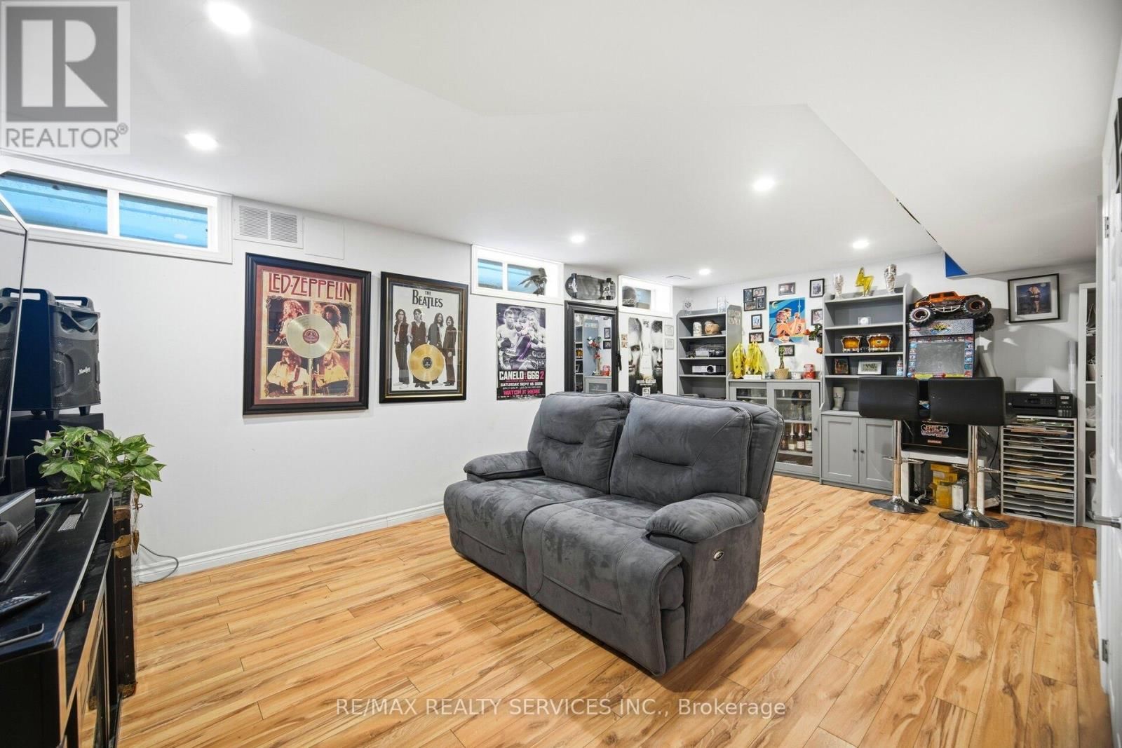 12 PINE STREET Image 36