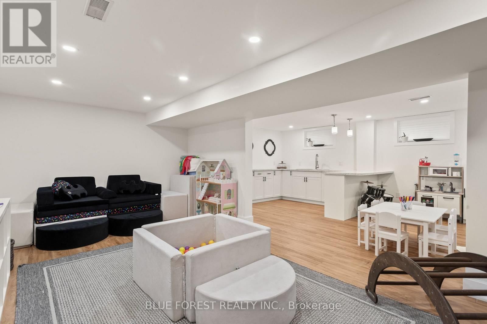 6742 JAMES STREET Image 25