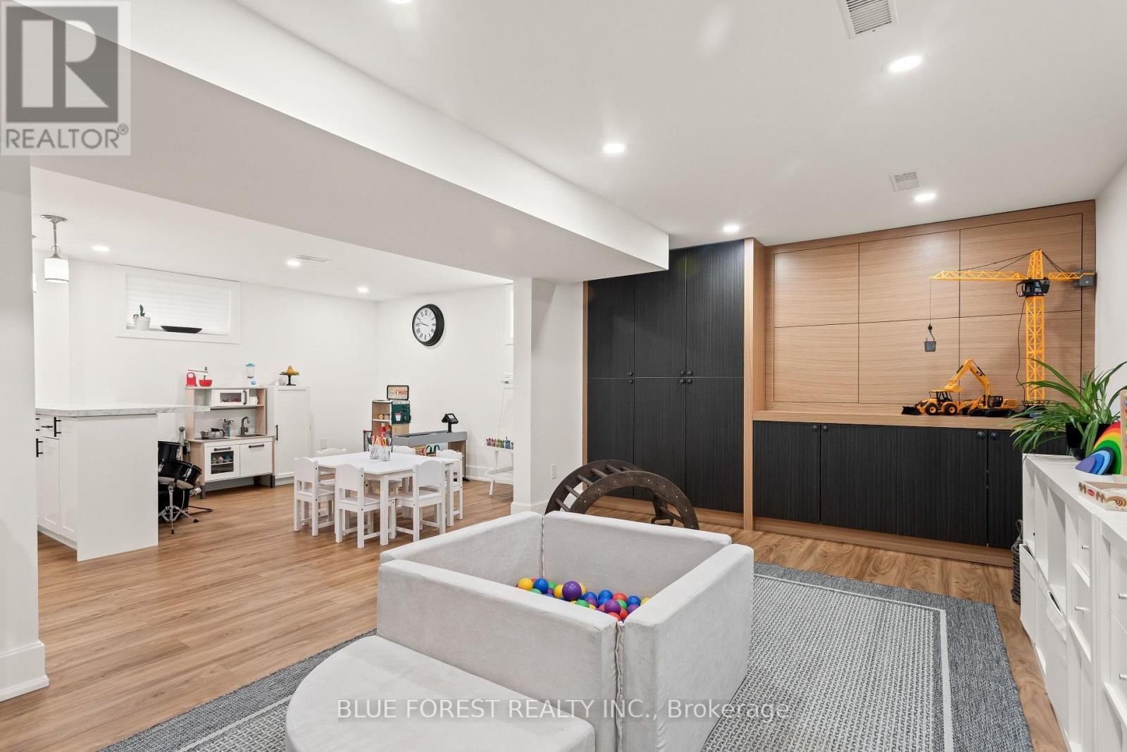 6742 JAMES STREET Image 34