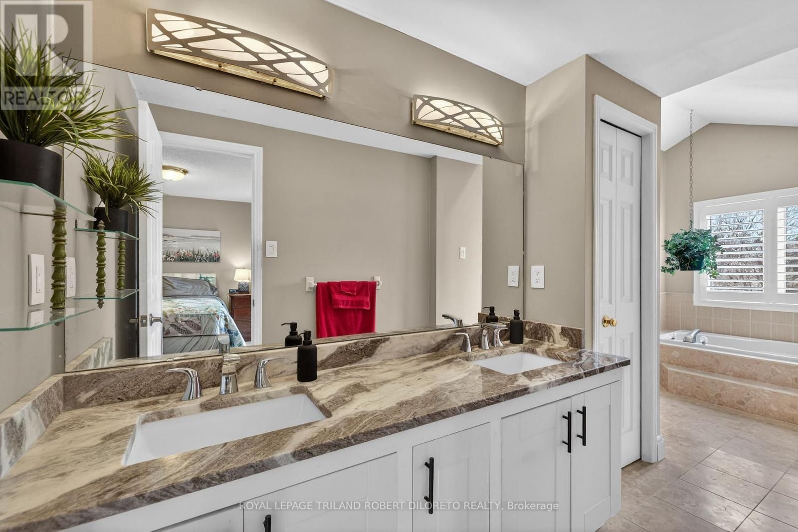 66 CHALFONT CRESCENT Image 21