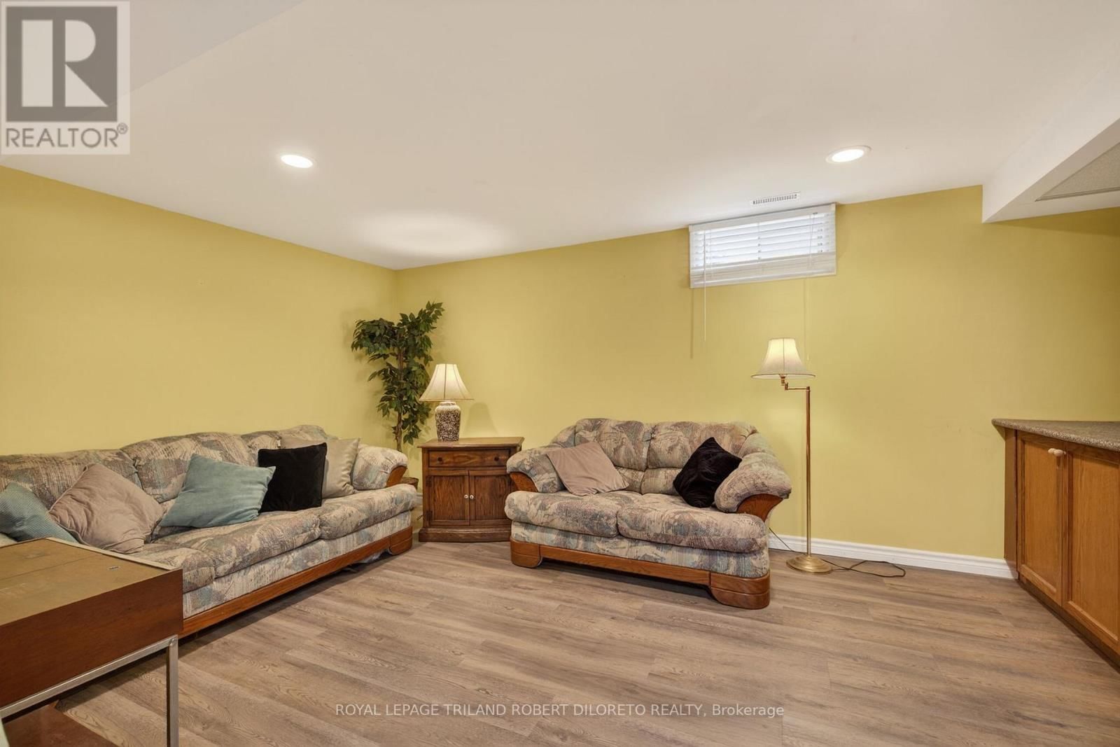 66 CHALFONT CRESCENT Image 30