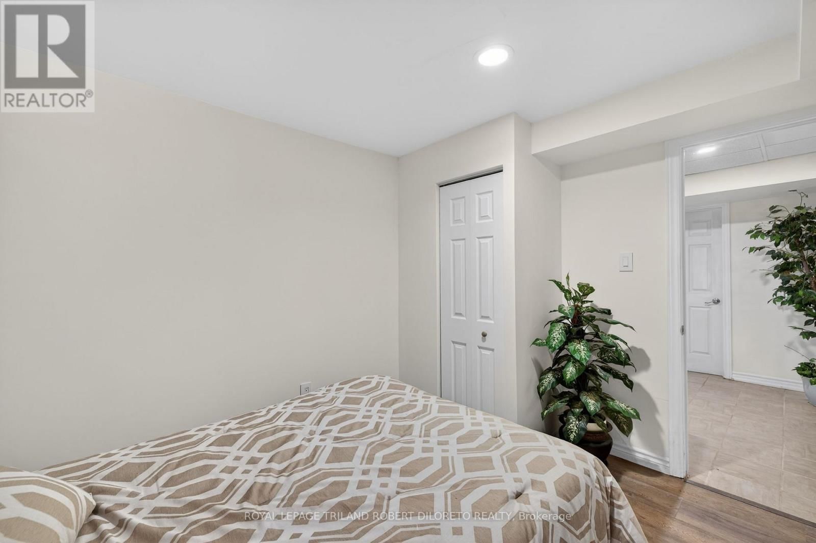 66 CHALFONT CRESCENT Image 35