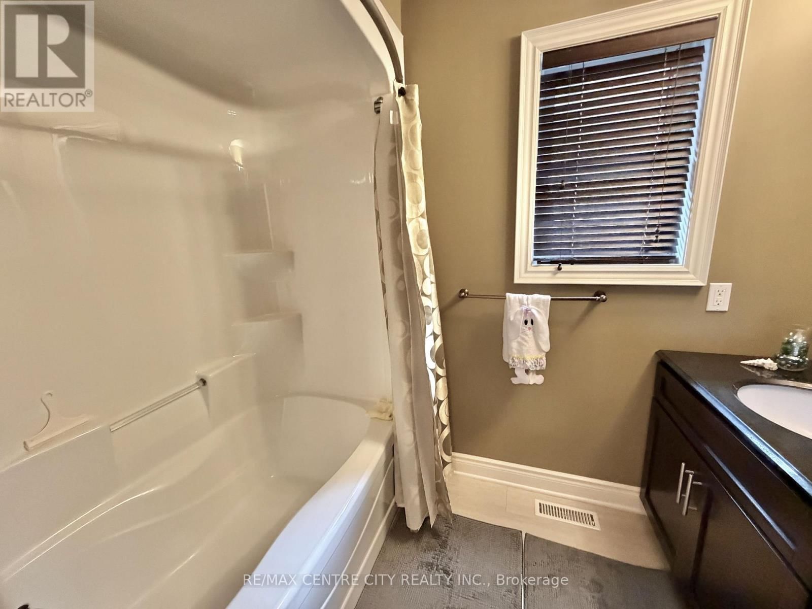 15 HOLLAND AVENUE Image 33