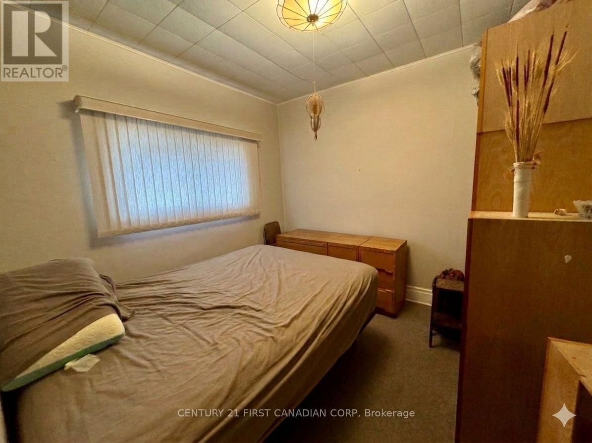 239 RIVERSIDE DRIVE Image 6