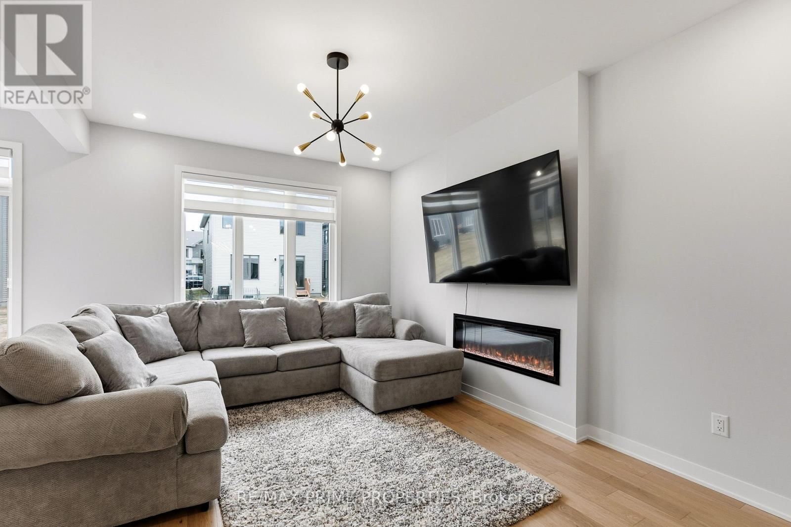 222 DOUGLAS HARDIE STREET Image 10