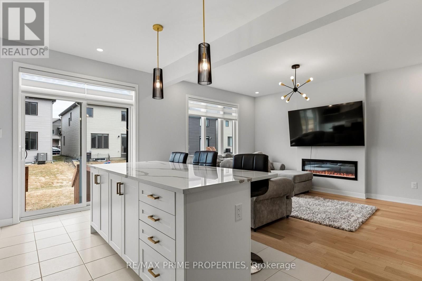 222 DOUGLAS HARDIE STREET Image 15