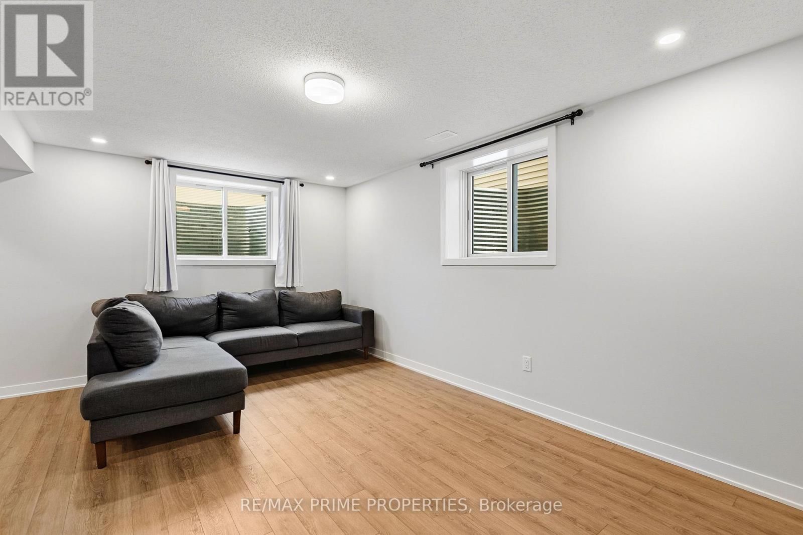 222 DOUGLAS HARDIE STREET Image 38