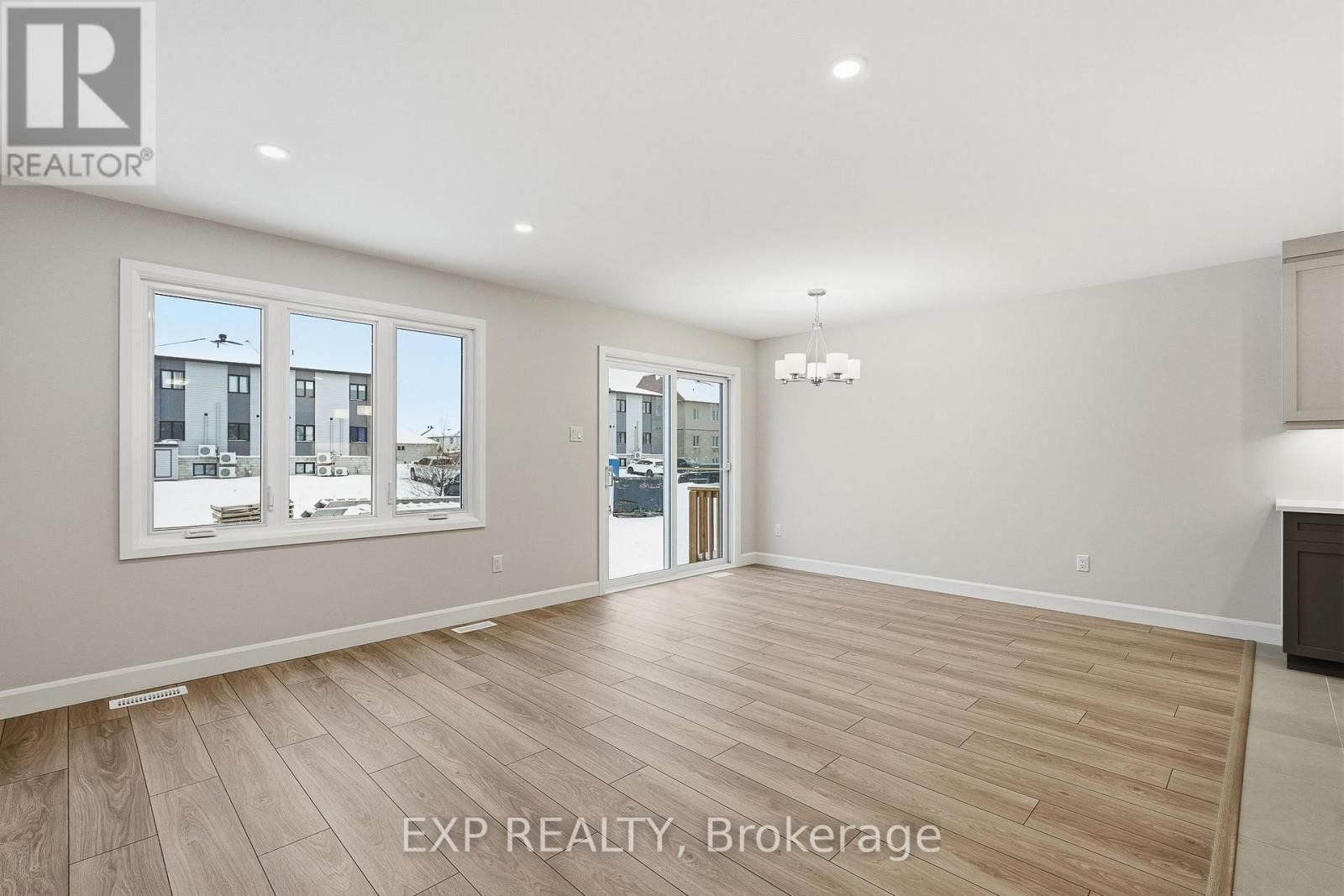 248 SUMAC CRESCENT STREET Image 10