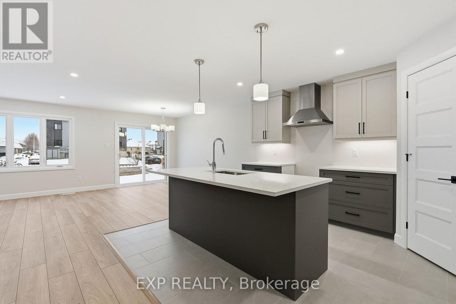 248 SUMAC CRESCENT STREET Image 4