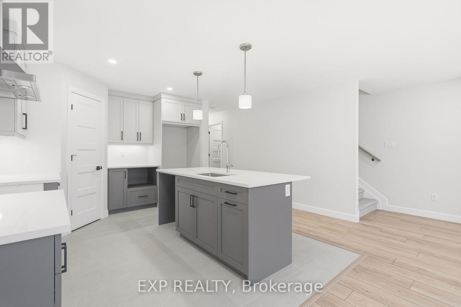 248 SUMAC CRESCENT STREET Image 6